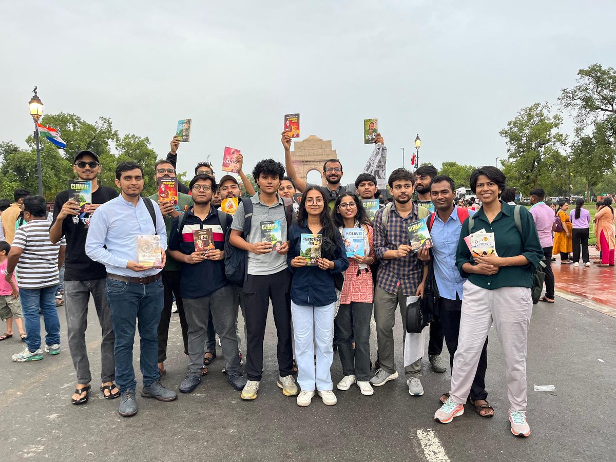 🚨ऑपरेशन 2030 
 इंडिया गेट अवलोकन: धूप, बारिश और जलवायु की बेख़बरी में भी एक उम्मीद की किरण

1 जून 2025, रविवार — समय था दोपहर 3:30 का और जगह थी दिल्ली का दिल, इंडिया गेट। हम सब — आचार्य जी के बुकस्टॉल वॉलंटियर्स — हाथों में किताबें, जलवायु परिवर्तन के पोस्टर्स, और दिल में एक