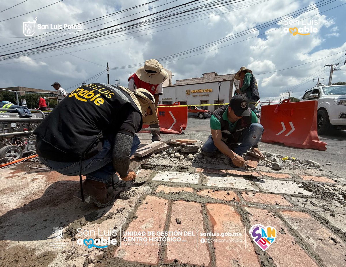 Avanzamos con los trabajos de bacheo en la calle Manuel José Othón, esquina con Av. Constitución, para que transites #PorUnBuenCamino en el #CorazónDeSanLuis.
