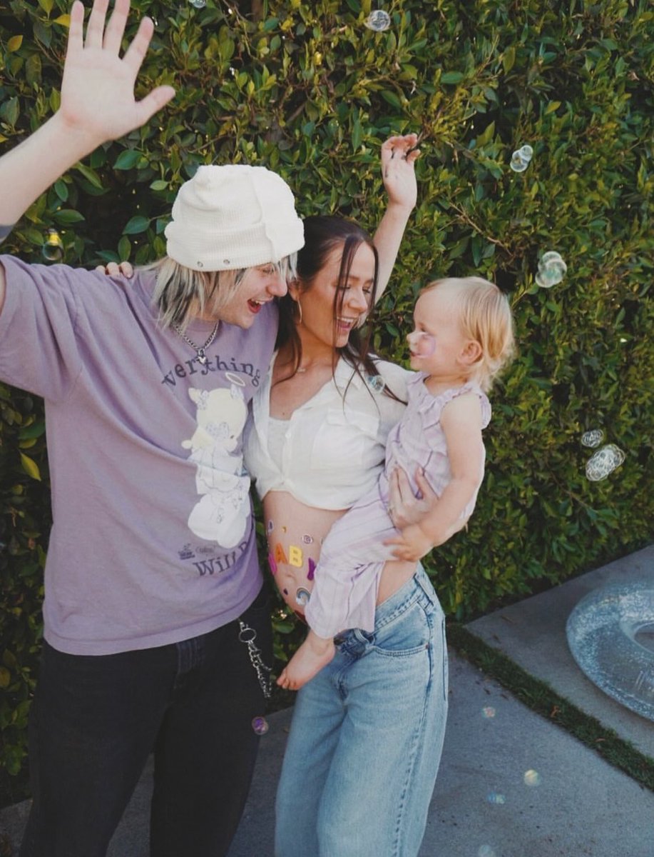 k1ssallthetime's tweet photo. can't believe 3/4 of 5sos are dads https://t.co/Sn6oL5KnAg
