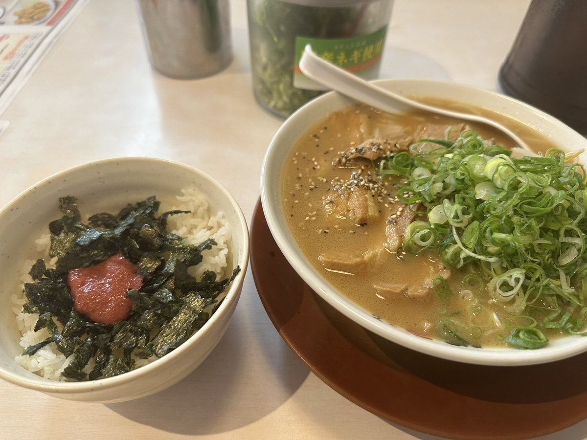 どう考えても今からじゃ3:00までに
岐阜の現場に間に合わないから
とりあえずラーメン食べちゃう
深夜に食べるラーメンが1番美味い

ラーメン横綱
煮込みバラ肉ラーメン
日替わり丼(明太丼)セット