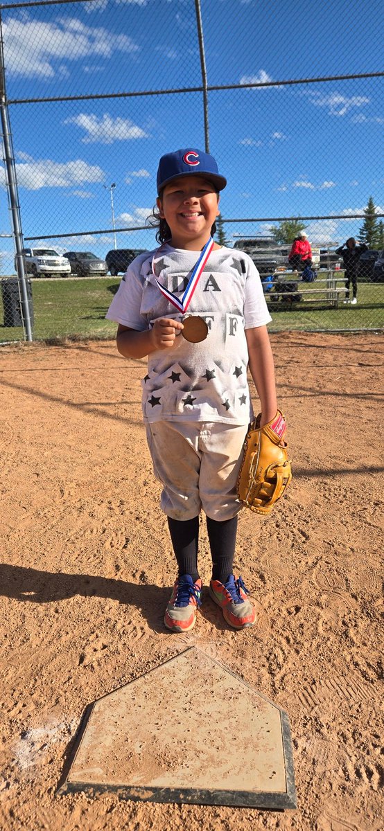 Big_G_09's tweet photo. Hats off to U9 #StandingBuffalo ๐ฆฌ taking bronze ๐ฅ @fsinations ๐ชถ youth provincial fastpitch championships โพ๏ธ Koda Ryder certainly an #MVP performance all week ๐ Never ceases to amaze ๐ช #Athlete Good work kids ๐งก https://t.co/rlnFTPYmZs