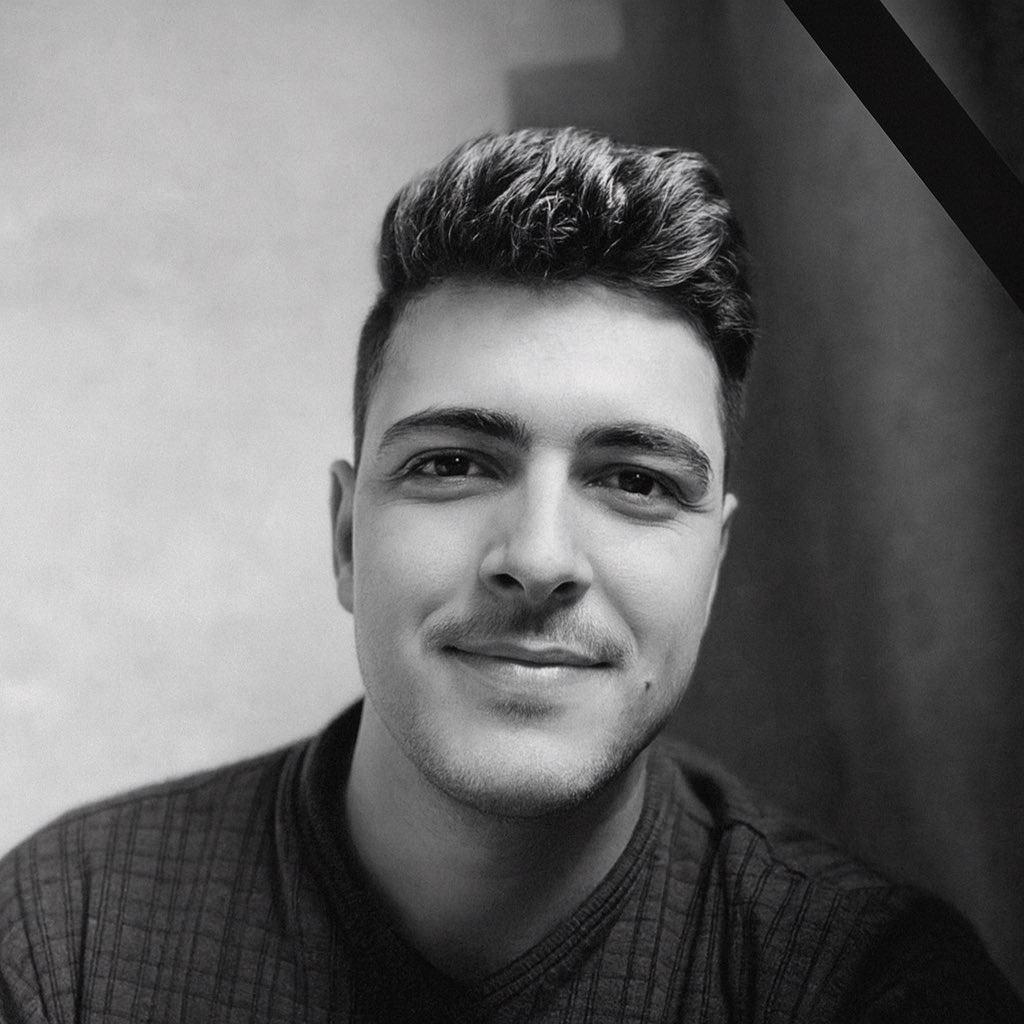 #علاء_الشهيد
بسم الله الرحمن الرحيم
﴿يَا أَيَّتُهَا النَّفْسُ الْمُطْمَئِنَّةُ * ارْجِعِي إِلَى رَبِّكِ رَاضِيَةً مَرْضِيَّةً﴾

بقلوبٍ مفعمة بالحزن والأسى، ينعى اتحاد العلويين السوريين في أوروبا إلى أهلنا جميعًا الشاب علاء علي خضور، الذي أصيب في حرائق عين الكروم، ورحل اليوم بعد