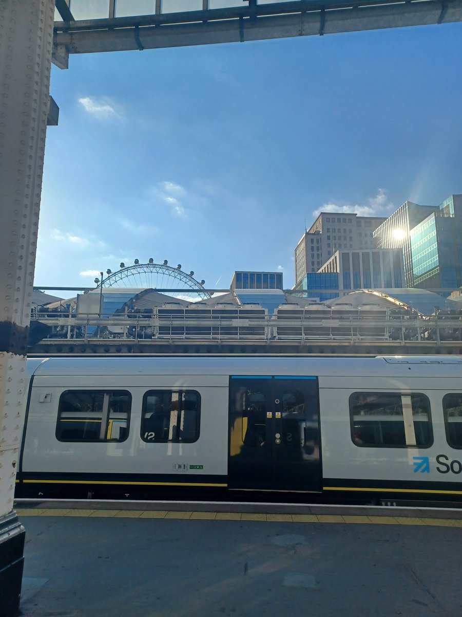 RichTheGuard's tweet image. Arterio in the front, and the London Eye peeking out in the back... another lovely evening @LondonWaterloo :)