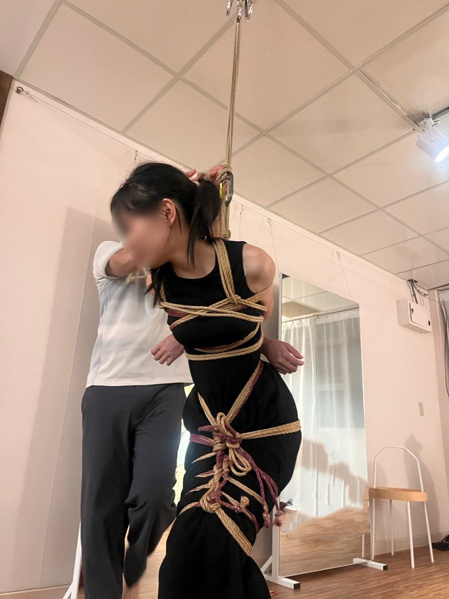 2025/08/21。貓樓上。

是美好的吊縛初體驗，心得文下收。
🪢：<a href="/Ttim2331/">Ar tong bo</a>

Part1：
在地面上被縛的時候，肌理骨骼被丈量的感覺顯著，身體被人全然掌控—他說繩子可以要人命，我想繩縛語言的表白是「我願在這段時間裡，把生命的操縱權給你」，繩痕便是短暫相依在劫後餘生的溫存。