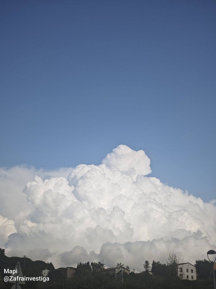Zafrainvestiga's tweet photo. #22Agosto En el cielo, las #nubes de algodón flotan como esponjosas almohadas, invitándonos a descansar en la belleza del momento
#MiradaMatemática
Una prueba de la #fractalidad de una nube es la imposibilidad de estimar visualmente a qué distancia se encuentra y sus dimensiones https://t.co/gzFgcutx4q