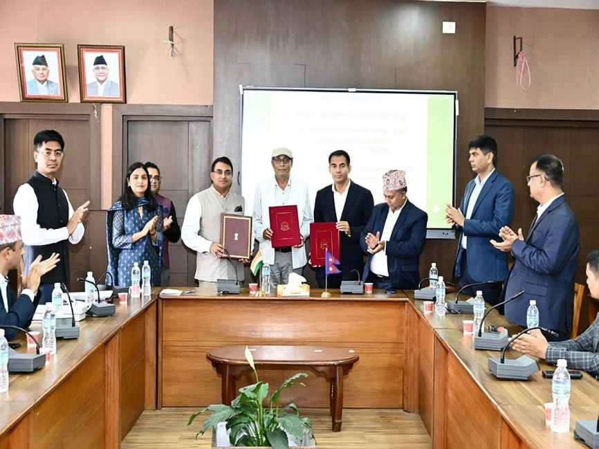 Trend_Pulse7's tweet image. 🇮🇳🤝🇳🇵 India &amp;amp; Nepal sign MoUs for 5 High Impact Community Development Projects worth NPR 390M! 🏫📚 New schools in Dhanusha, Parsa, Achham, Bara &amp;amp; 🏥 a hospital in Manang! 💪 Strengthening ties through development! 🌟 #IndiaNepal #HICDP #Cooperation