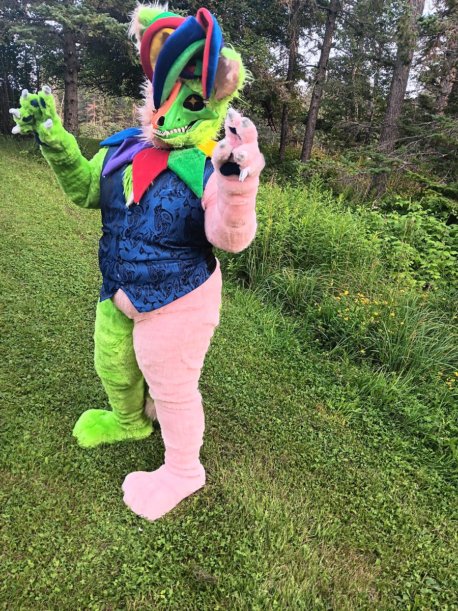 Xeonalove867's tweet photo. #FursuitsFriday happy fursuit Friday from jesterjolly the skulldog ✨️✨️ https://t.co/ibPX4E3Gz3