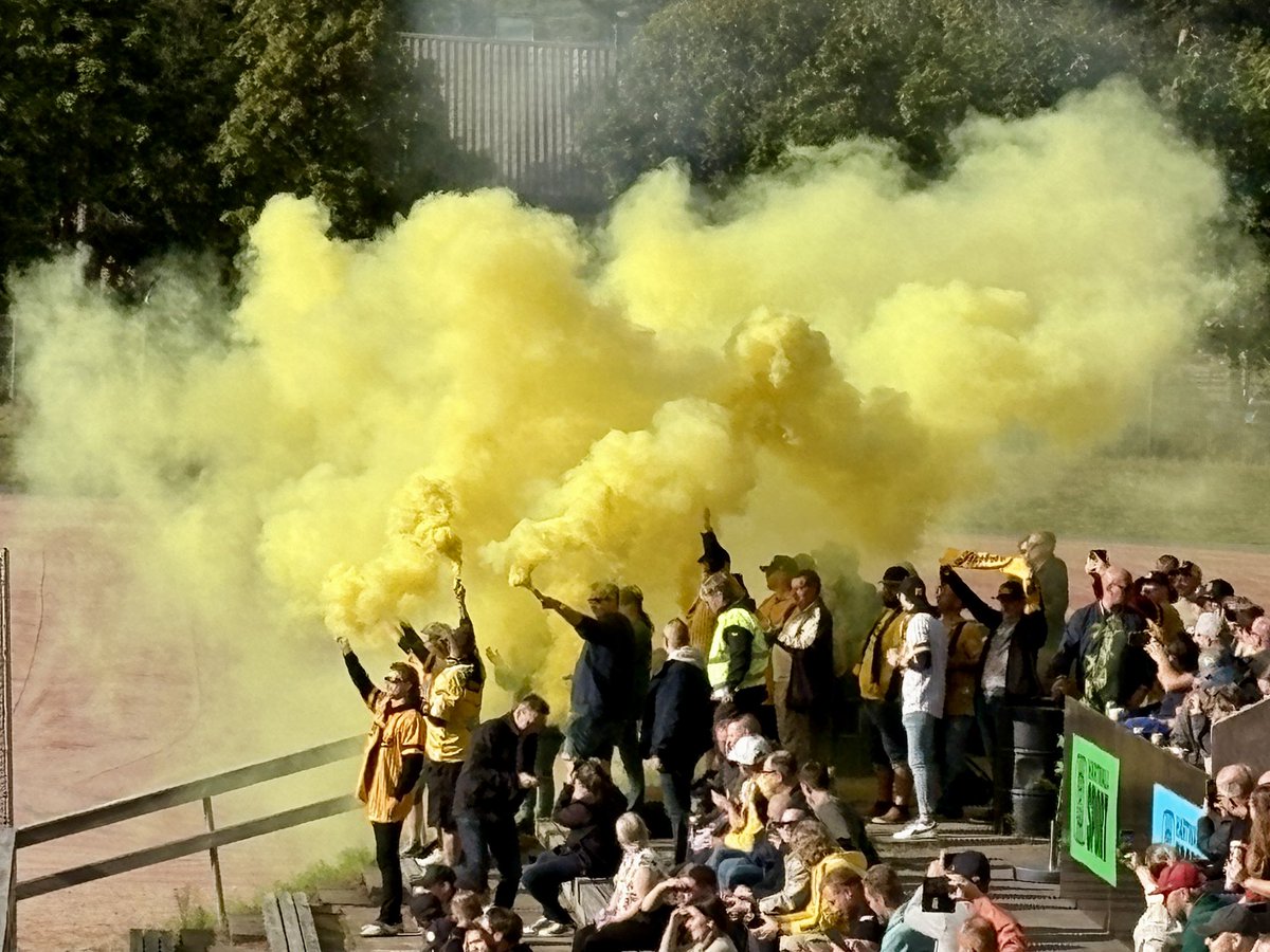 MotuMoilanen's tweet photo. Tahko-KPL 2-0 (2-1, 2-1). Hieno pudotuspeli-ilta Pihkalassa. Hyvinkään pesisultrat saivat aihetta juhlaan, kun Tahko tasoitti Miesten Superpesiksen puolivälierät 1-1:een. Välieräpaikka irtoaa kolmella voitolla. 3-tilanteet 7-16. Yleisöä 2146. #pesis https://t.co/xiEONCCRTU