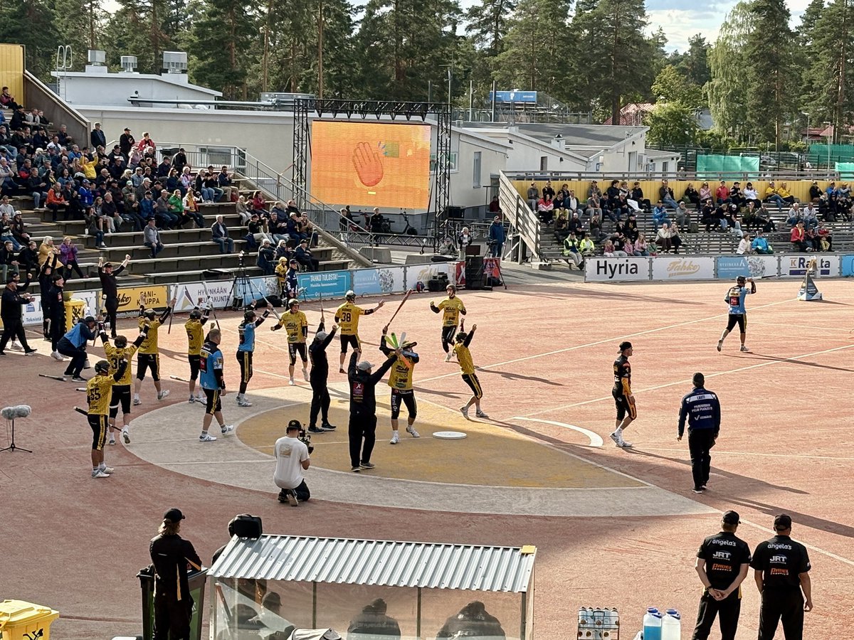 MotuMoilanen's tweet photo. Tahko-KPL 2-0 (2-1, 2-1). Hieno pudotuspeli-ilta Pihkalassa. Hyvinkään pesisultrat saivat aihetta juhlaan, kun Tahko tasoitti Miesten Superpesiksen puolivälierät 1-1:een. Välieräpaikka irtoaa kolmella voitolla. 3-tilanteet 7-16. Yleisöä 2146. #pesis https://t.co/xiEONCCRTU