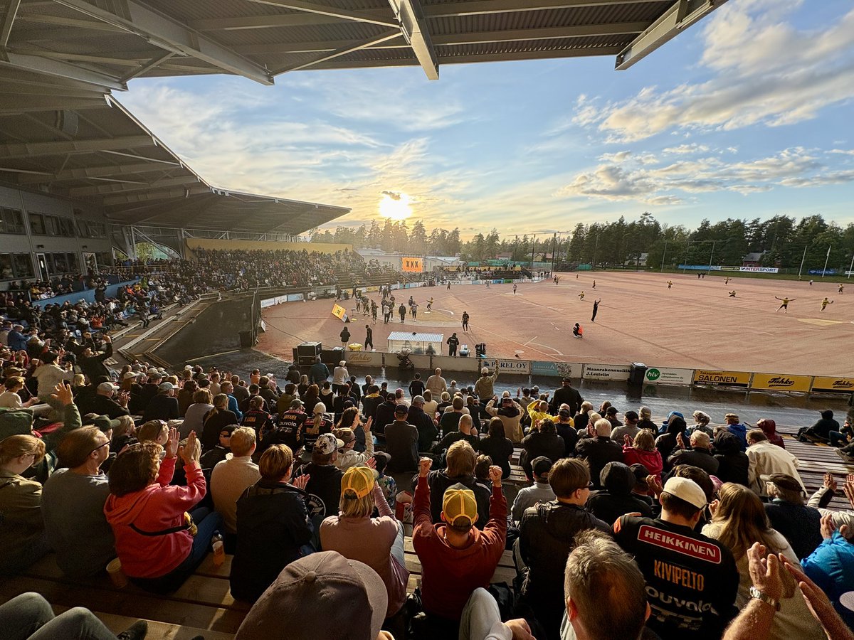 MotuMoilanen's tweet photo. Tahko-KPL 2-0 (2-1, 2-1). Hieno pudotuspeli-ilta Pihkalassa. Hyvinkään pesisultrat saivat aihetta juhlaan, kun Tahko tasoitti Miesten Superpesiksen puolivälierät 1-1:een. Välieräpaikka irtoaa kolmella voitolla. 3-tilanteet 7-16. Yleisöä 2146. #pesis https://t.co/xiEONCCRTU