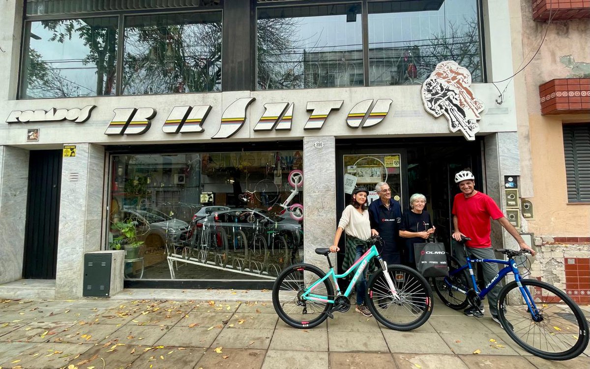 CanalCiudadBA's tweet photo. Hoy a las 13.00 en #RodandoAndo con la conducción de @LauraAzcurra y @Campomenosi, recorremos los bosques de Palermo junto al conductor @Julyweich y te contamos la historia de la bicicleterías más tradicional de Buenos Aires, Rodados Busato. ¡Disfrutalo por el Canal de la Ciudad! https://t.co/f5tpd6zKBQ