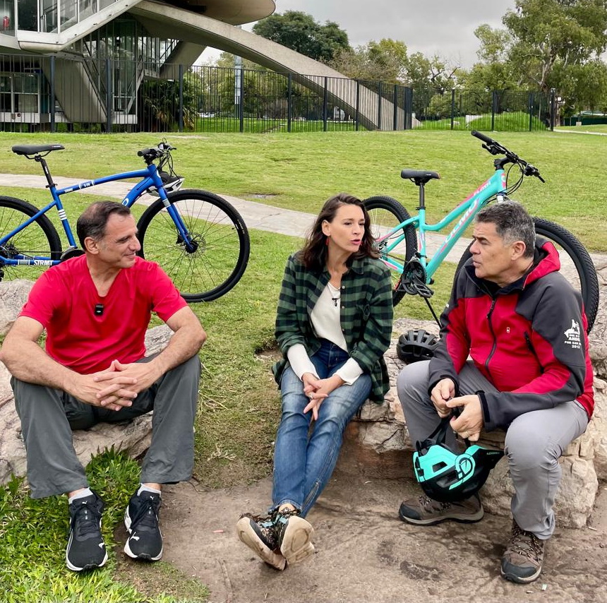 CanalCiudadBA's tweet photo. Hoy a las 13.00 en #RodandoAndo con la conducción de @LauraAzcurra y @Campomenosi, recorremos los bosques de Palermo junto al conductor @Julyweich y te contamos la historia de la bicicleterías más tradicional de Buenos Aires, Rodados Busato. ¡Disfrutalo por el Canal de la Ciudad! https://t.co/f5tpd6zKBQ