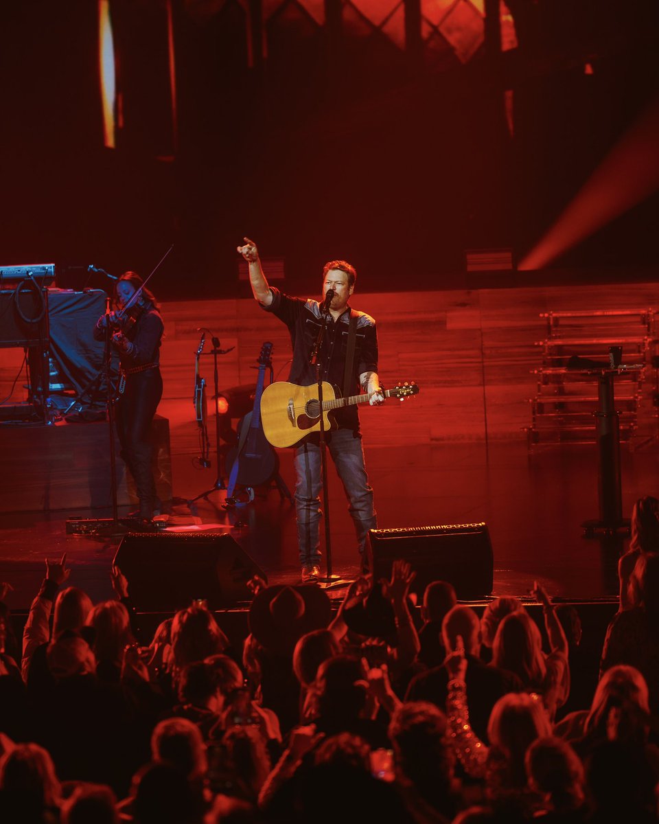 blakeshelton's tweet image. Don’t miss your chance to get tickets to see Blake in Vegas before the general public. Sign up for pre-sale access now at blakeshelton.com! -Team BS