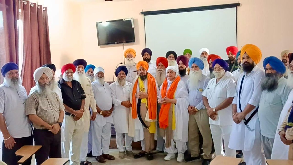 Singh Sahib Giani Harpreet Singh ji (@j_harpreetsingh) on Twitter photo ਸ਼੍ਰੋਮਣੀ ਅਕਾਲੀ ਦਲ ਸਰਕਲ ਫ਼ਗਵਾੜਾ ਹਲਕੇ ਦੇ ਡੈਲੀਗੇਟਸ ਨਾਲ ਮਿਲਣ ਦਾ ਮੌਕਾ ਮਿਲਿਆ। ਮੈਂ ਸਭ ਵਰਕਰਾਂ ਨੂੰ ਅਪੀਲ ਕੀਤੀ ਕਿ ਅਸੀਂ ਸਾਰੇ ਮਿਲਕੇ ਅਕਾਲੀ ਦਲ ਨੂੰ ਹੋਰ ਮਜ਼ਬੂਤ ਕਰੀਏ ਅਤੇ ਵਰਕਰਾਂ ਨੂੰ ਲਾਮਬੰਦ ਕਰਕੇ ਪਾਰਟੀ ਦੇ ਸੁਨੇਹੇ ਨੂੰ ਘਰ-ਘਰ ਤਕ ਪਹੁੰਚਾਈਏ। ਸਾਡੀ ਏਕਤਾ ਅਤੇ ਜ਼ਿੰਮੇਵਾਰੀ ਹੀ ਪਾਰਟੀ ਨੂੰ ਨਵੀਂ ਤਾਕਤ ਦੇ ਸਕਦੀ ਹੈ।
🙏 ਸ਼੍ਰੋਮਣੀ ਅਕਾਲੀ ਦਲ ਸਰਕਲ ਫ਼ਗਵਾੜਾ ਹਲਕੇ ਦੇ ਡੈਲੀਗੇਟਸ ਨਾਲ ਮਿਲਣ ਦਾ ਮੌਕਾ ਮਿਲਿਆ। ਮੈਂ ਸਭ ਵਰਕਰਾਂ ਨੂੰ ਅਪੀਲ ਕੀਤੀ ਕਿ ਅਸੀਂ ਸਾਰੇ ਮਿਲਕੇ ਅਕਾਲੀ ਦਲ ਨੂੰ ਹੋਰ ਮਜ਼ਬੂਤ ਕਰੀਏ ਅਤੇ ਵਰਕਰਾਂ ਨੂੰ ਲਾਮਬੰਦ ਕਰਕੇ ਪਾਰਟੀ ਦੇ ਸੁਨੇਹੇ ਨੂੰ ਘਰ-ਘਰ ਤਕ ਪਹੁੰਚਾਈਏ। ਸਾਡੀ ਏਕਤਾ ਅਤੇ ਜ਼ਿੰਮੇਵਾਰੀ ਹੀ ਪਾਰਟੀ ਨੂੰ ਨਵੀਂ ਤਾਕਤ ਦੇ ਸਕਦੀ ਹੈ।
🙏