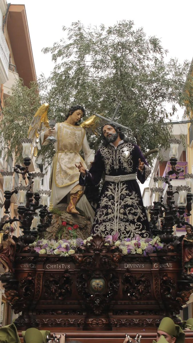 El misterio fue completado por Manuel Luque Bonillo en 2015 con las esculturas de los "durmientes", los apóstoles Pedro, Santiago y Juan. Procesiona en un trono tallado en madera por José Carlos Rubio Valverde en 2004. #SemanaSanta #Lucena #CórdobaCofrade