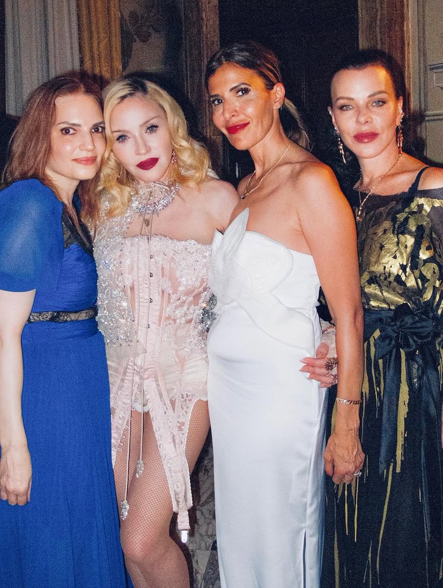 Madonna com as amigas Zoe, Maha e Debi em sua festa de aniversário na Itália ❤️