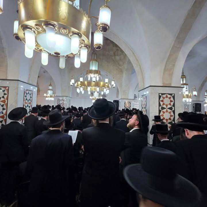 ١ـ ما يحدث في المسجد الإبراهيمي صورة مكثّفة للمنهج الصهيوني في فلسطين: فرض الوقائع بالتدريج حتى تصبح "السرقة" أمرا عاديا و"التهويد" واقعًا لا يُناقش
 منذ مجزرة 1994 التي ارتكبها المستوطن الإرهابي باروخ غولدشتاين كان يفترض أن تُفتح أبواب المقاومة بكل أشكالها لكن بدلاً من ذلك جرى