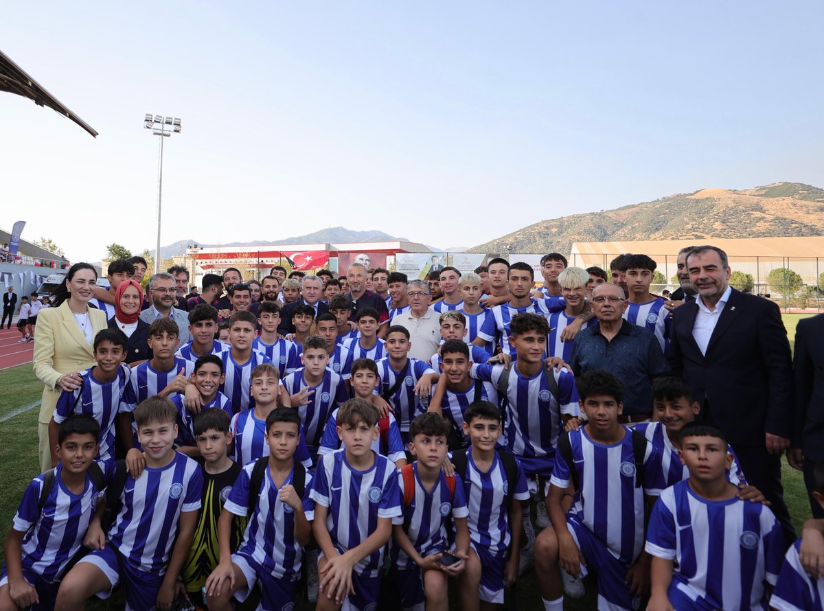 Bugün Aydın için tarihî bir gün!💫

Şehrimizin dört bir yanına kazandırdığımız 23 yepyeni eserin açılışını büyük bir gurur ve heyecanla gerçekleştirdik.

Bu yatırımlar; yarınlara umut, gençlerimize ilham, sporcularımıza güç, Aydın’a değer katacak.💙

Hayırlı uğurlu olsun…🇹🇷🙋🏻‍♂️