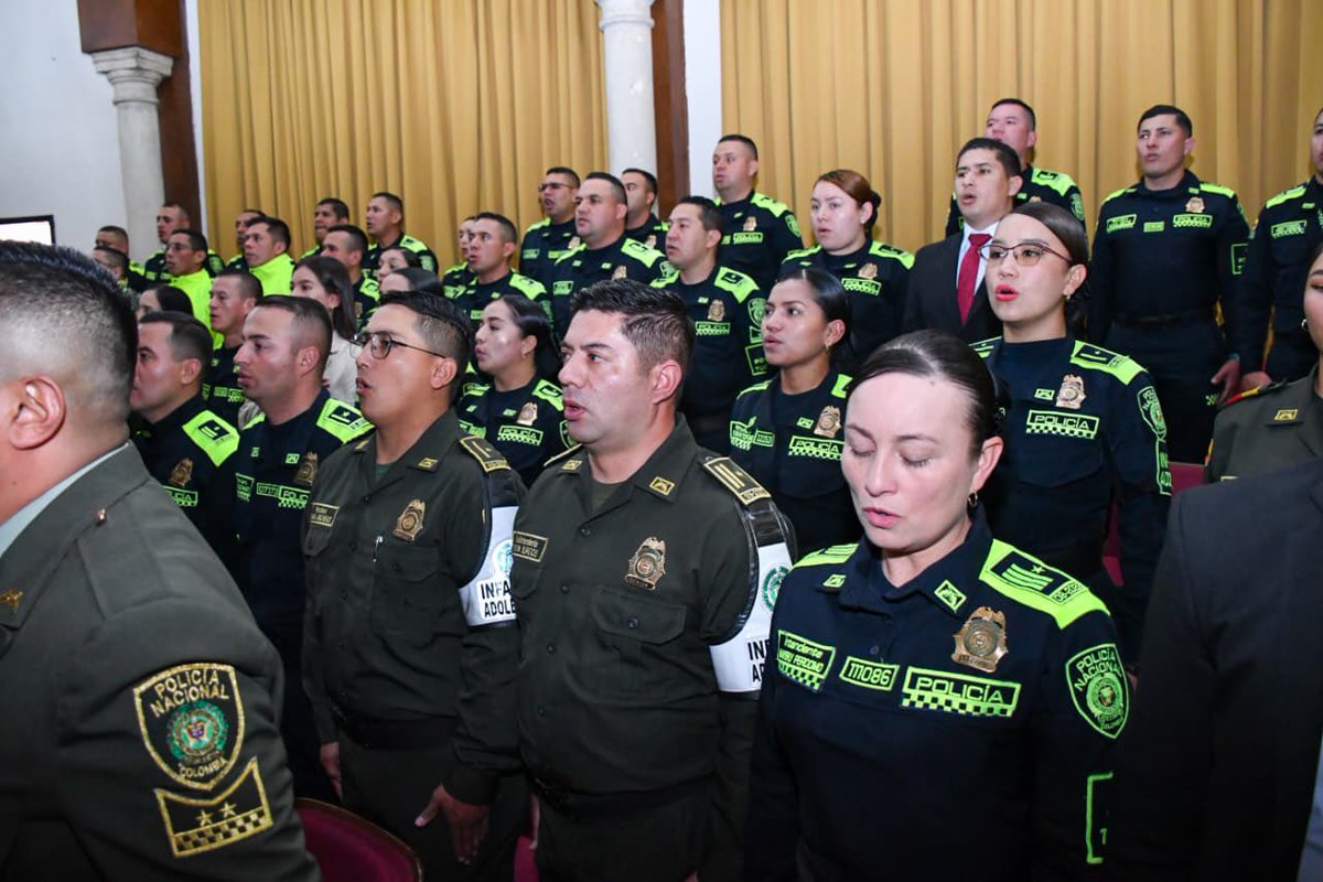 AlcaldiaTunja's tweet photo. El alcalde de Tunja, @ElRusoAlcalde reconoce el trabajo abnegado, el compromiso y la entrega de los uniformados, todo esto en beneficio de la seguridad y convivencia pacífica de nuestro territorio. https://t.co/5E6xuxrSc4