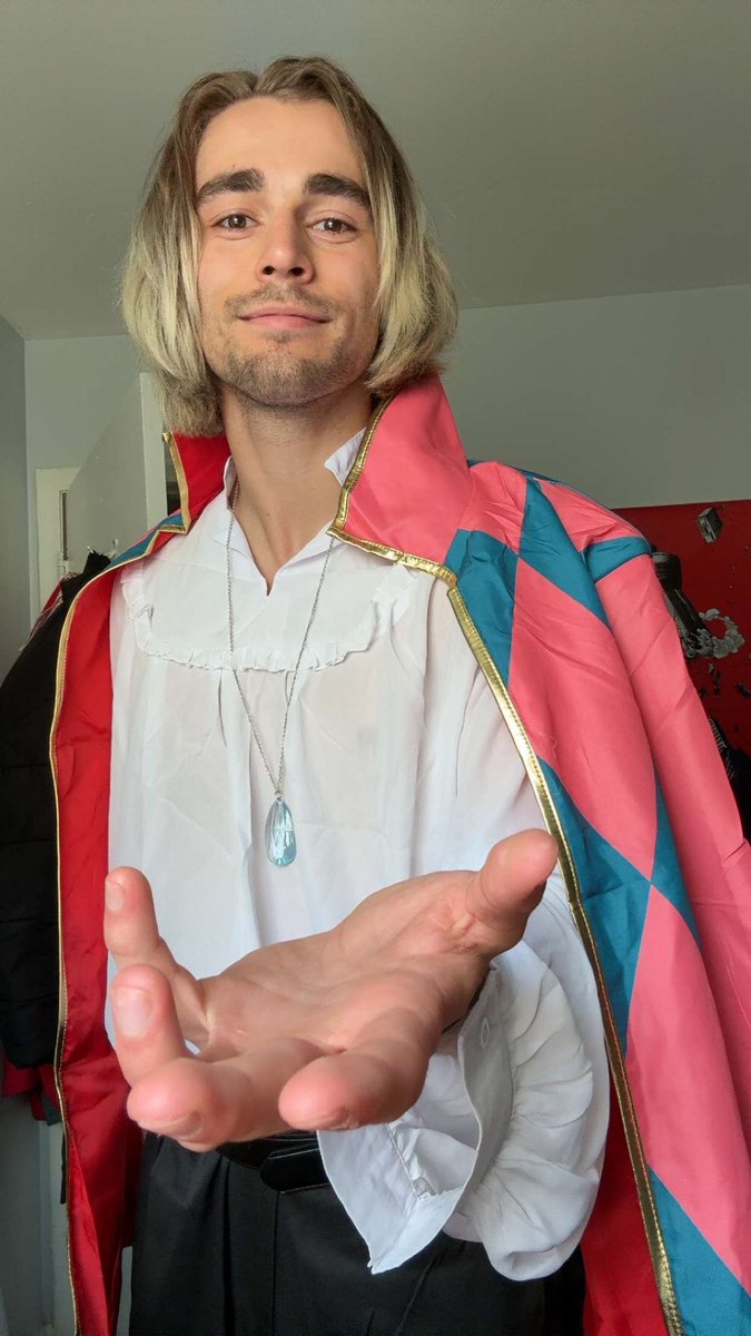 Ishyaboygunt's tweet photo. M’lady! #howlpendragon #howlcosplay #howlsmovingcastle https://t.co/cOWQqLYgEQ