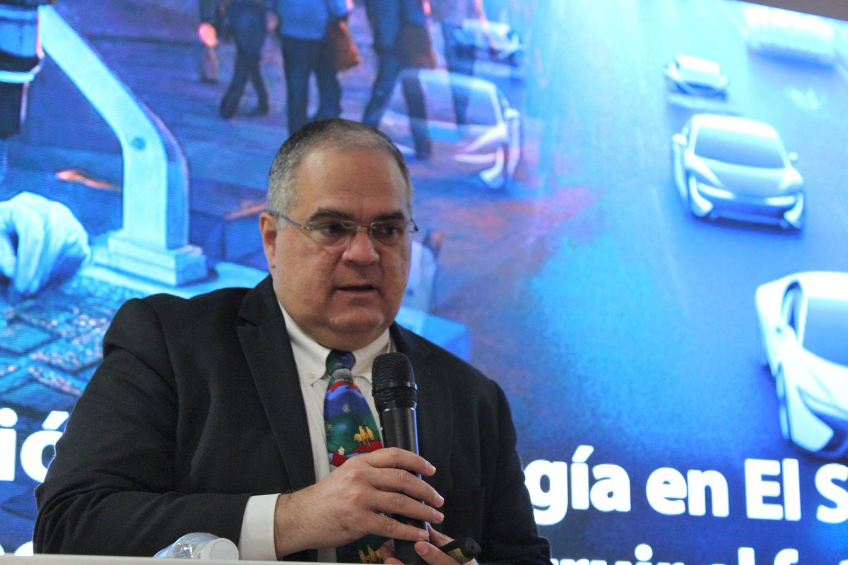 COEXPORT's tweet photo. Álvaro Trigueros (FUSADES) presentó la visión de consolidar un Sistema Nacional de Innovación, articulando educación, exportaciones e inversión extranjera bajo un enfoque tecnológico. https://t.co/rjT2x3YaVX