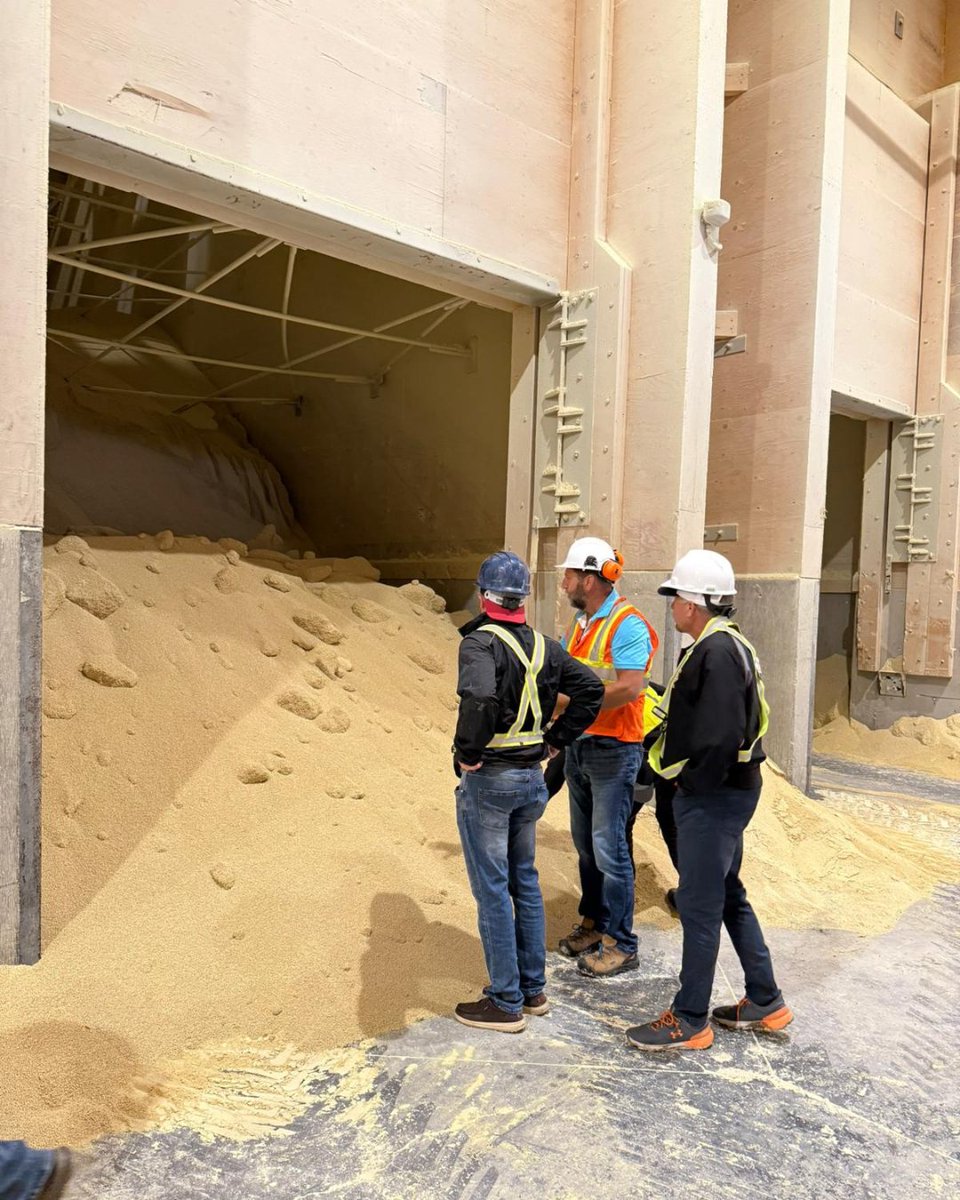 With summer wrapping up, our Excellence in Ag students capped off the season with a two-day tour of Corteva Agriscience and Northern Nutrients. It was the perfect way to end their few months of hands-on learning with local Co-op Agro Centres and spend some time sharing the