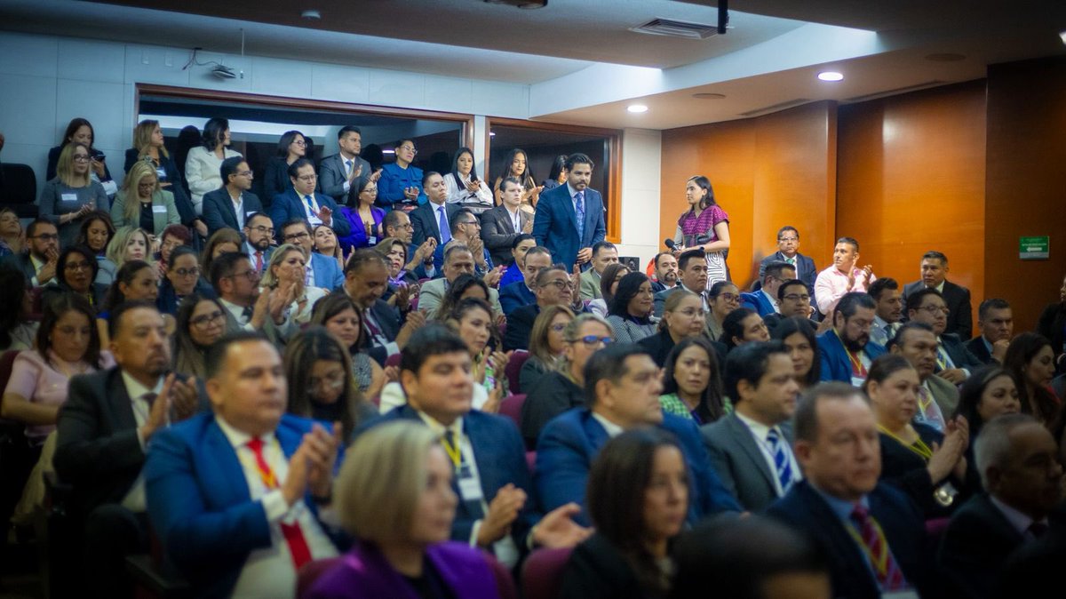 Me reuní con más de 150 juezas y jueces federales electos en el proceso extraordinario 2025.

Dialogamos sobre la responsabilidad histórica que hoy asumimos: construir un sistema de justicia eficaz, eficiente y libre de los vicios del pasado. Nuestro mayor reto es edificar una