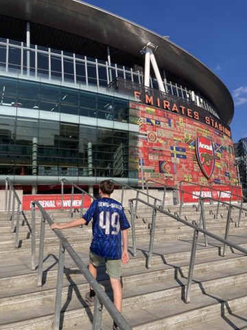 Det er ikke kun Eze, der er “ankommet” til det nordlige London i dag… Det er min knægt og jeg også.😜
Lidt historie og nyt gear - og nu er vi klar til sæsonens første hjemmekamp i morgen. COYG! ❤️🤍
#Arsenaldk #ARSLEE