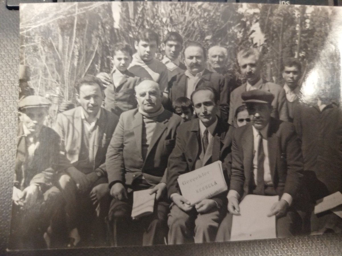 İki gündür Bolu'da Ali Yaman Hoca'nın misafiri olduk, bize kendisinin ve merhum babası Mehmet Yaman dedenin dergi arşivini açtı. arşivdeki çoğu dergiyi ilk defa gördük. Çoğu kişi de ilk defa alevidergiler.com açılınca görecek :)