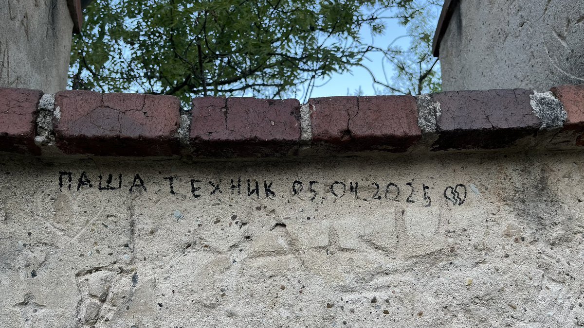 вы когда-нибудь видели закуток крепостной стены, полностью исписанный признаниями в любви, процарапанными прямо в камне? не знаю, какие струны моей души это затронуло, но я провела там минут десять и теперь это одно из моих любимых мест в мире.