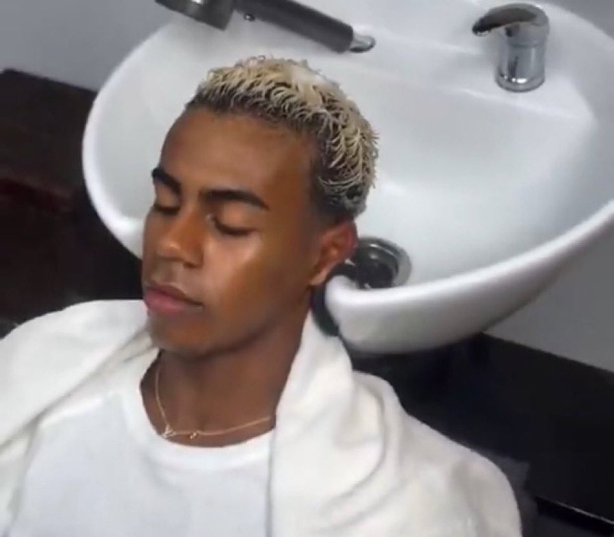 Après vous venez faire les mecs qui sont contre le harcèlement bande de grosses merde que vous êtes