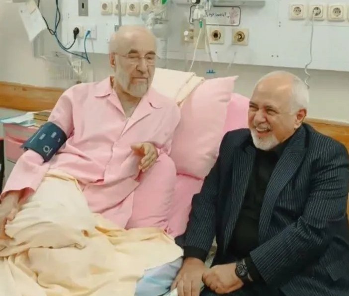 mphgra's tweet image. من کاری به سیاستش ندارم ولی مگه لباس عمل صورتی مال زنان و زایشگاه نبود؟🤔