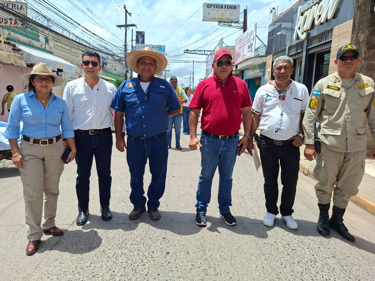 MuniJuticalpa's tweet photo. Desfile del Segundio festival del Maiz en Juticalpa Olancho encabezado por el Alcalde Walner Castro quien su administración a iniciado con esta tradición en uno de los municipios productores del grano básico.
#TrabajoyHonestidad https://t.co/EbwjJoaAAh