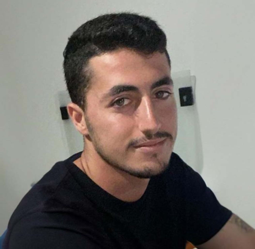 Nunca olvidéis que un miembro del personal de <a href="/UNRWA/">UNRWA</a> secuestró a Yonatan Samerano de 21 años, el 7 de octubre.

Su familia tuvo que esperar más de un año y medio para poder recuperarlo y darle sepultura en Israel.

¿Por qué nadie exige responsabilidades a la <a href="/ONU_es/">Naciones Unidas</a>?