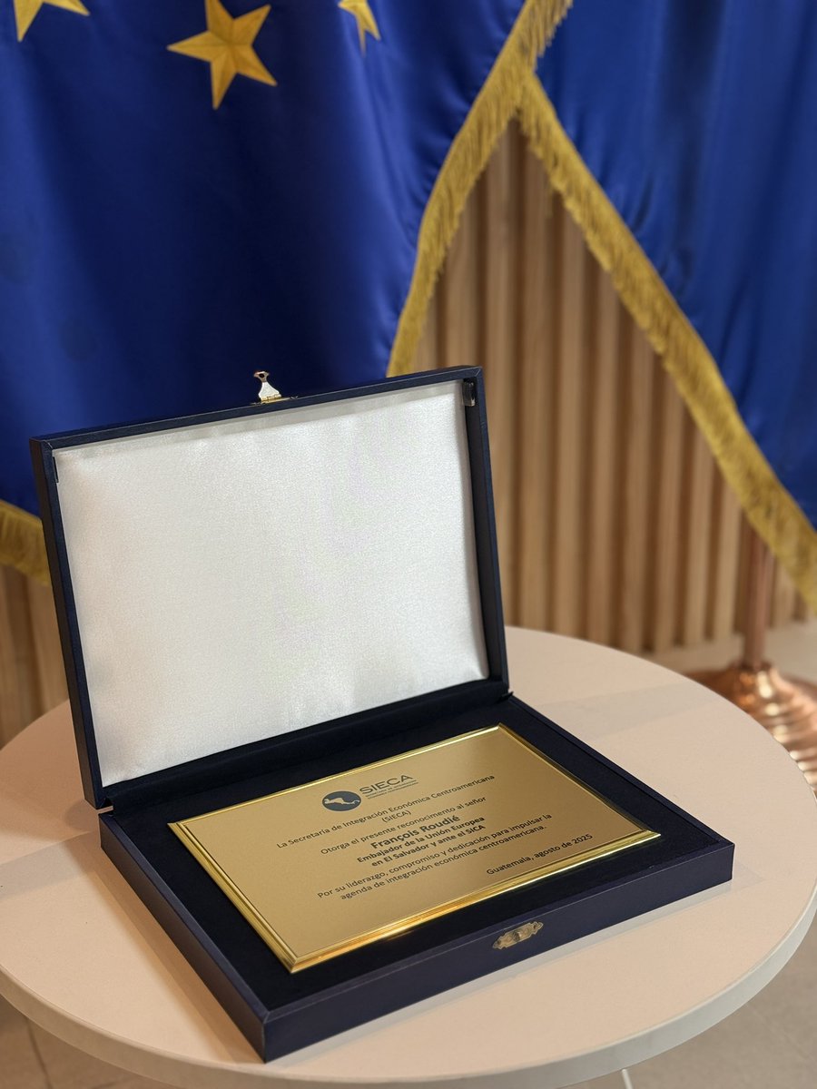 Celebramos el reconocimiento a nuestro Embajador <a href="/FrancoisRoudie/">François Roudié 🇪🇺</a> por parte de <a href="/sg_sieca/">SIECA</a>. 

Una muestra de todo el trabajo en conjunto para fortalecer la integración y el desarrollo sostenible de la región. 🌍🤝 

 #DesarrolloRegional