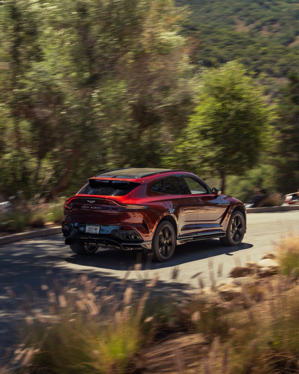A new height of handling.

Discover DBX707: bit.ly/3HOTPh4

#AstonMartin #DBX707 #POWERDRIVEN