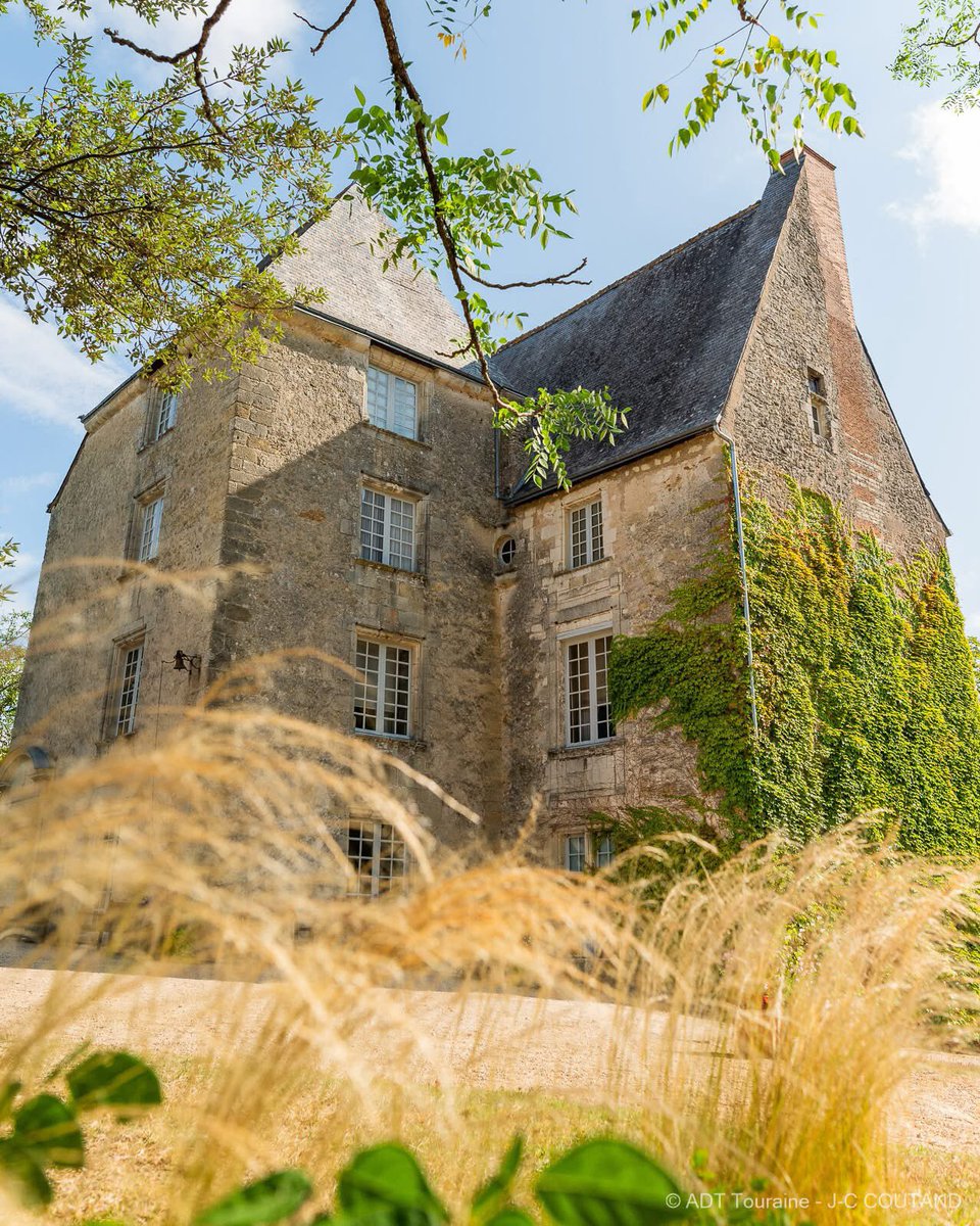 veritebeaute's tweet photo. Niché dans un écrin de verdure, c’est à Saché que Balzac a trouvé l’inspiration pour écrire Le Lys dans la vallée 📖 https://t.co/iphrkF7EwS