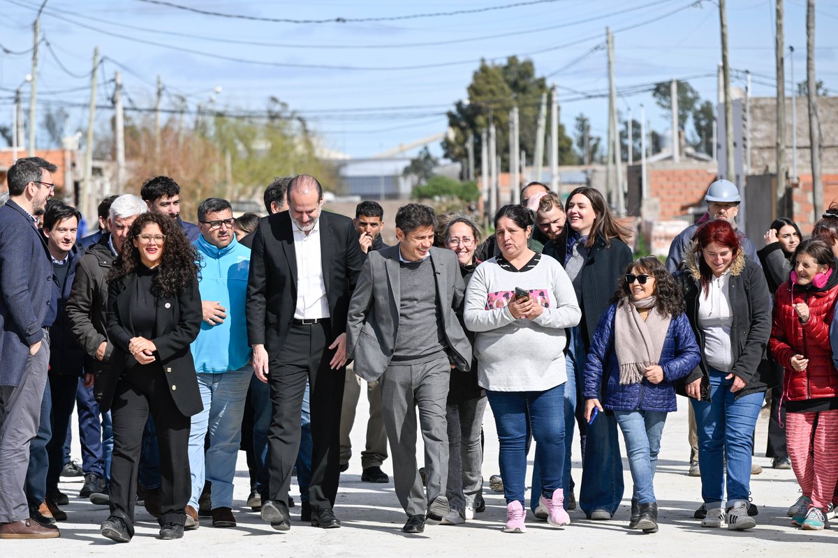 Kicillofok's tweet photo. Como parte de las tareas que venimos realizando en los barrios del municipio a través @OpisuPba estamos construyendo un nuevo SUM para que los vecinos tengan un lugar para hacer deporte, encontrarse y compartir. https://t.co/M23v5oVCYt
