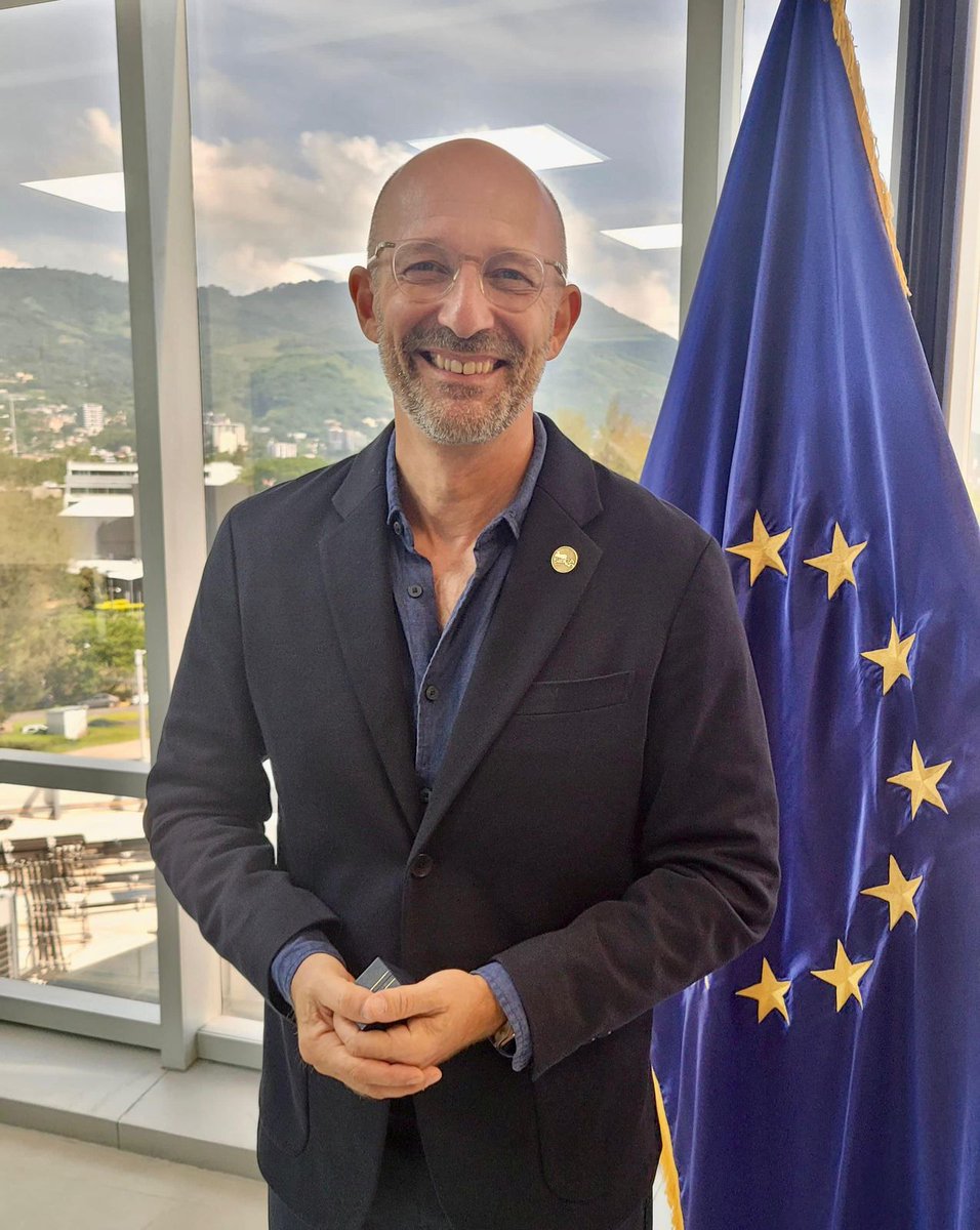 La Secretaría de Integración Económica Centroamericana (SIECA) hizo entrega de una placa conmemorativa al señor <a href="/FrancoisRoudie/">François Roudié 🇪🇺</a>, Embajador de la Unión Europea en El Salvador y ante el SICA, en agradecimiento por su liderazgo, compromiso y dedicación en el impulso de la agenda de