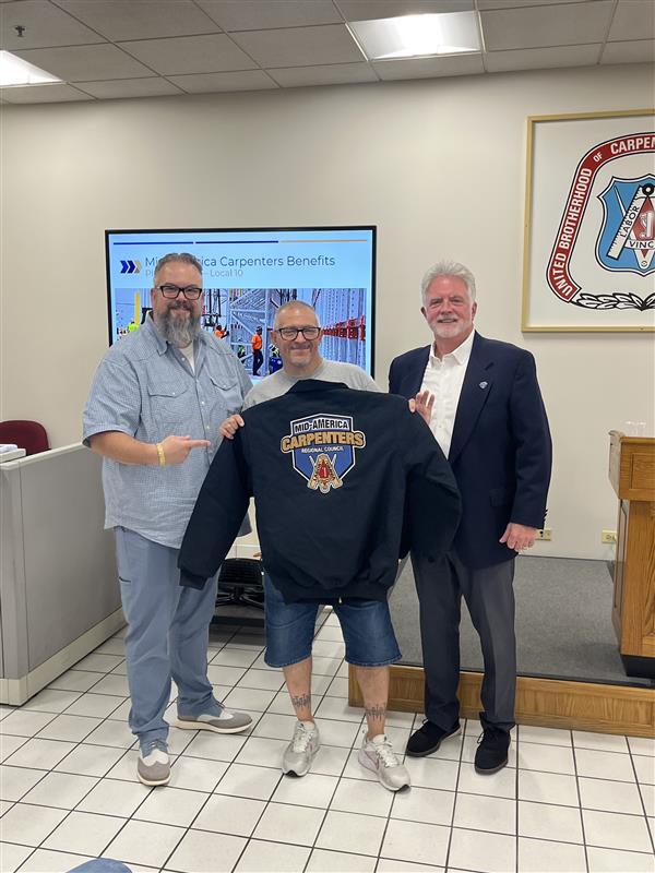 MidAmCarpenters's tweet image. #Local13 member Michael Houlihan and #Local10 member Michael Klee recently received jackets for the volunteer work they’ve performed on behalf of the union. The MACRC’s new volunteer incentive program rewards members for getting involved in job actions, community building events