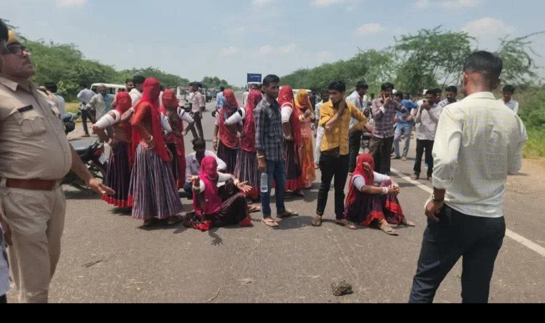 आखिर किसके दबाव में है बालोतरा की पुलिस..?

जो एक गरीब परिवार की बेटी की अज्ञात कारणों से हुई मौत के बाद 21 लाख के समझौते पर शांत हो गई जिसमें भी गरीब को मिले या नहीं मिले, मिले तो कितने मिले इसकी भी पुख्ता जानकारी नहीं क्यों कोई खुलासा नहीं, प्रेस नोट नहीं... 
<a href="/RajPoliceHelp/">Rajasthan Police HelpDesk</a>