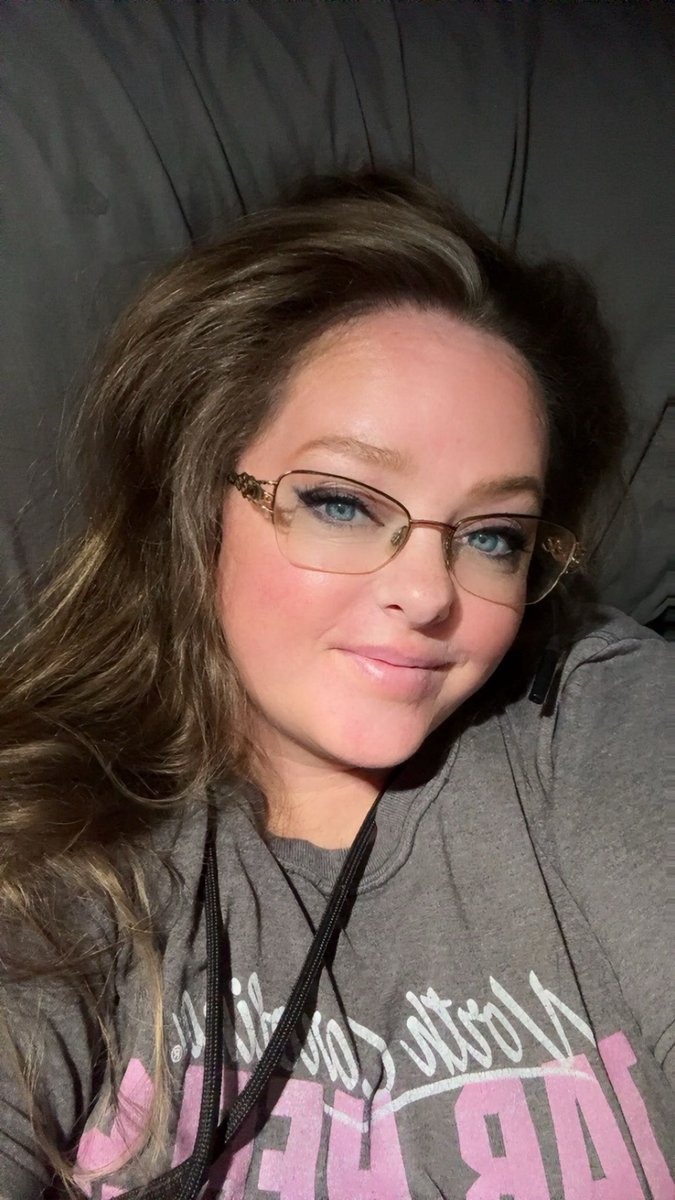 QueenZombrie tweet media