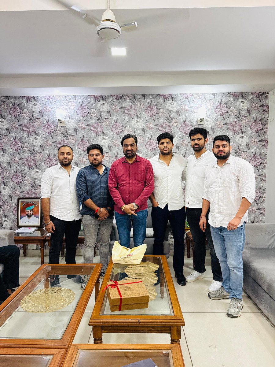 बुधवार को दिल्ली स्थित आवास पर भरतपुर व धौलपुर ज़िले से जाट समाज के प्रतिनिधि हिमांशु डागुर, अक्षय मलिक, शशांक तेवेतिया, गौरव डागर व अंकित मलिक ने जाट समाज को केंद्र की ओबीसी सूची में सम्मिलित करने की मांग को लेकर ज्ञापन दिया |