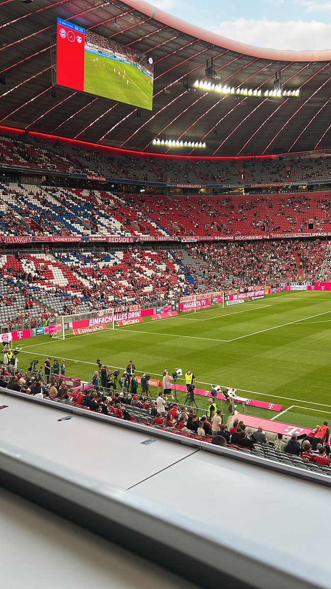 pguillou42's tweet photo. En place pour la reprise 20h30 #FCBRBL sur @beinsports_FR avec #JCSABATTIER et #FLOMARTIN https://t.co/reJ40nfRqr