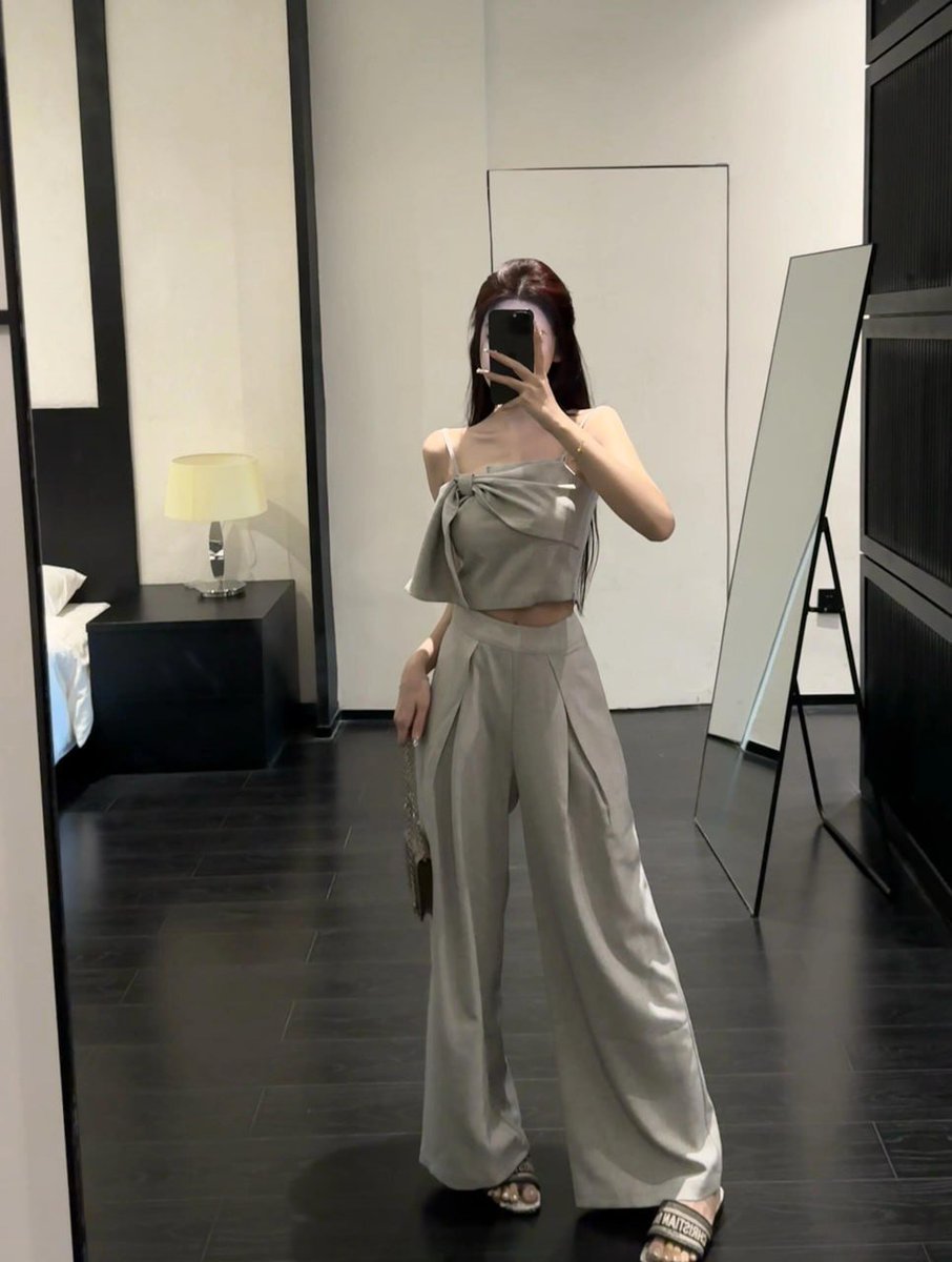Mi_la1_'s tweet image. This look is everything. Sometimes a great outfit just makes the day better. What&apos;s your go-to outfit for a confidence boost? 
#OutfitInspo #FashionLover #DailyStyle