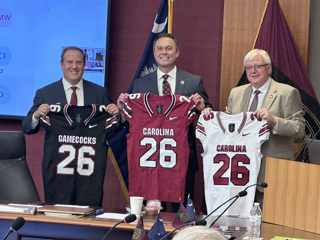 joeypetersen8's tweet photo. Still don't like Tennessee's deal with Adidas??

South Carolina just agreed to a 10 YR/$5 MM deal with Nike. 

- It will take the Vols 10 days to make what SC will make in a year. 
- It will take the Vols 3 months to make what SC will make in 10 years. 

STRIPES OVER CHECKS https://t.co/ILAa70bhCU