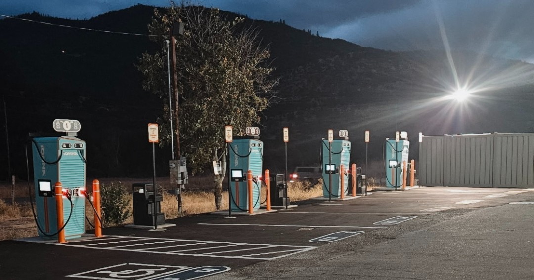 🚨 Huge Alert! We’re officially live in TWO new spots, each one near some tasty perks!

📍 Ashland – 8 charging bays just a scoop away from ice cream 🍦 
📍 Winston – 12 charging bays surrounded by boba, BBQ, and burritos. 

In the area? Charge with us: bit.ly/4kemcmz