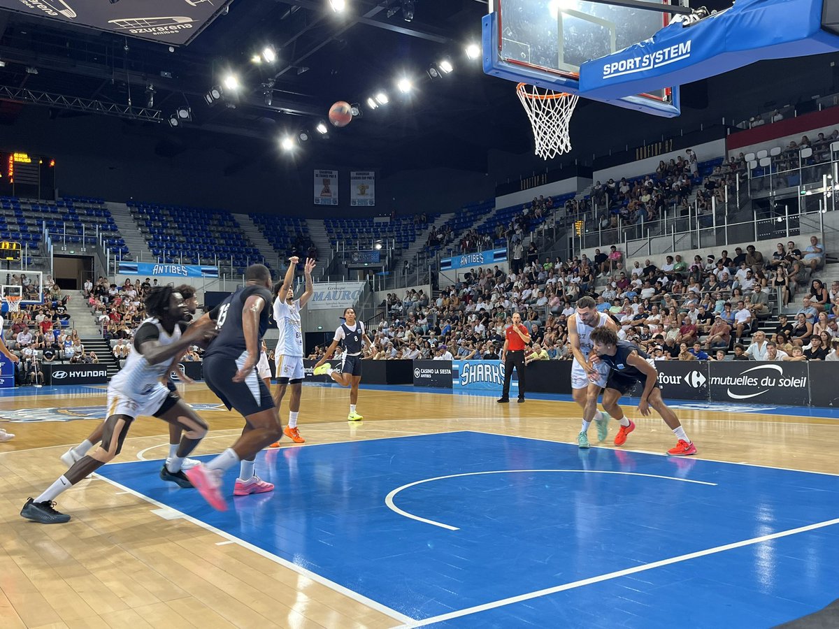 Le Pays Salonais Basket 13 mène 20-13 à la fin du 1er QT face aux <a href="/AntibesSharks/">Antibes Sharks</a> qui souffrent aux rebonds.

🏀 Green 4pts, Tchouaffé 3pts

#Elite2 #ProB #Présaison