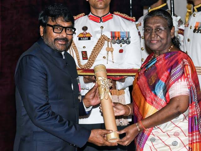 rdsprasad's tweet photo. ఇవన్నీ కాదన్నా...
19 ఏళ్లుగా ఒక్కో సంవత్సరం లెక్క పెట్టుకుంటున్న...
ఇంకో 6 ఏళ్ళు మిగిలాయి అన్నా...
ఆ రోజు కోసం వెయిటింగ్ అన్నా...
ఈ లోపు నీకు ఎన్ని శుభాకాంక్షలు చెప్పినా తక్కువే... కానీ చెప్పకుండా ఉండలేం
Happy Birthday @KChiruTweets Garu.
#TimeCapsule #HICC https://t.co/gMlWg2gq0d