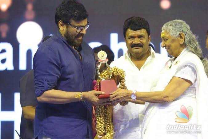 rdsprasad's tweet photo. ఇవన్నీ కాదన్నా...
19 ఏళ్లుగా ఒక్కో సంవత్సరం లెక్క పెట్టుకుంటున్న...
ఇంకో 6 ఏళ్ళు మిగిలాయి అన్నా...
ఆ రోజు కోసం వెయిటింగ్ అన్నా...
ఈ లోపు నీకు ఎన్ని శుభాకాంక్షలు చెప్పినా తక్కువే... కానీ చెప్పకుండా ఉండలేం
Happy Birthday @KChiruTweets Garu.
#TimeCapsule #HICC https://t.co/gMlWg2gq0d
